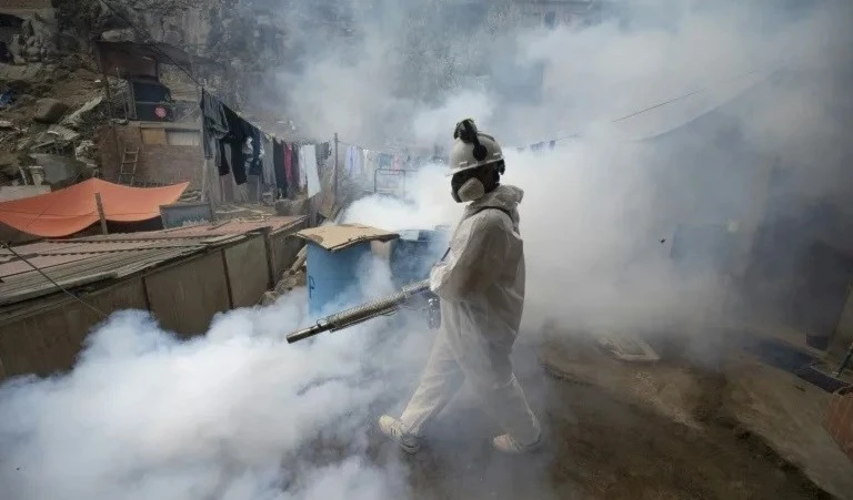 El dengue pone al borde del colapso a los hospitales del norte de Perú. Foto: AFP.