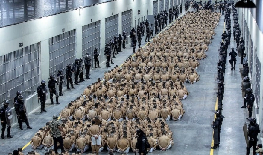 Presos identificados por las autoridades como pandilleros recluidos en la prisión del Centro de Confinamiento contra el Terrorismo en Tecoluca, El Salvador.