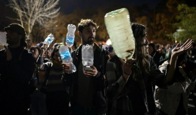 Protestas en Montevideo por el alto nivel de salinidad del agua potable. Foto: AFP.