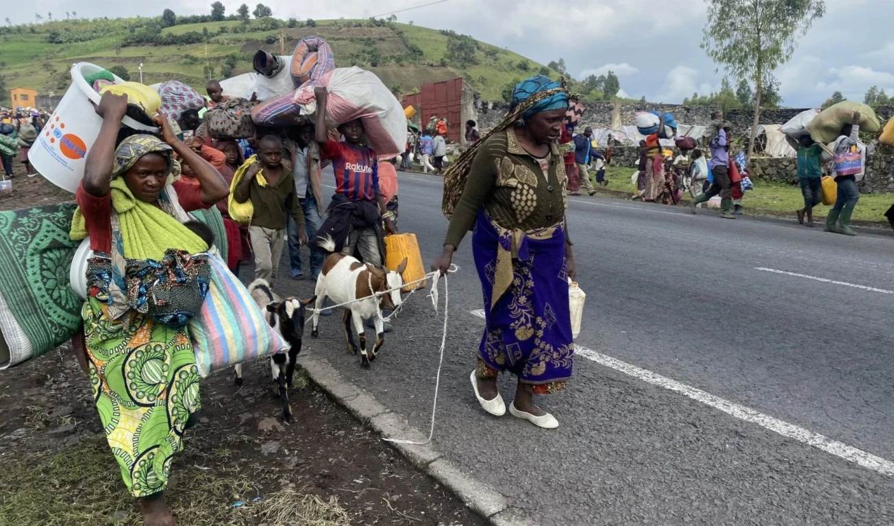 Decenas de miles de desplazados a raíz de la violencia extremista aumenta la crisis social y económica en Nigeria.