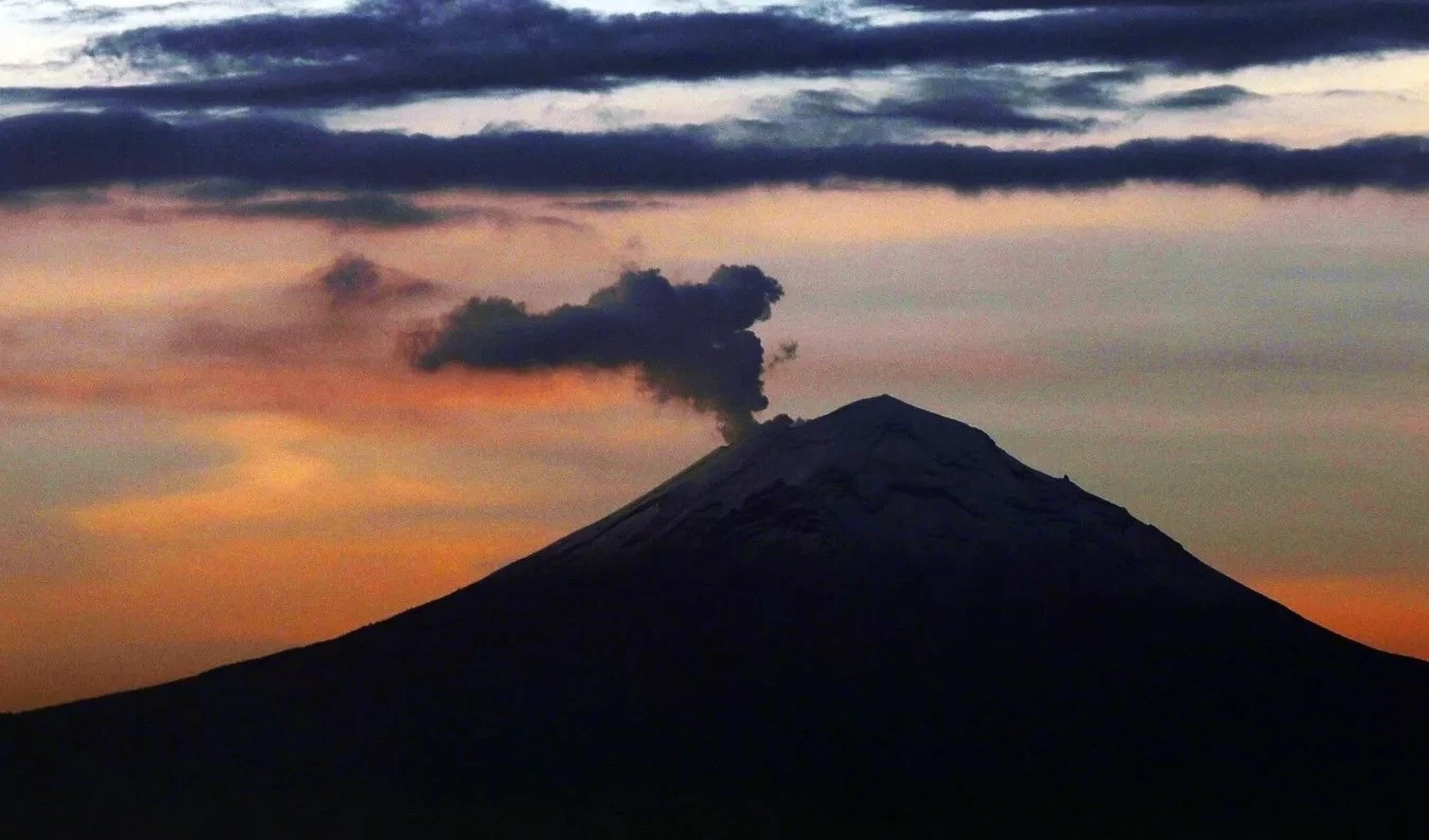 México suspende clases por actividad del volcán Popocatepétl. Foto: AP.