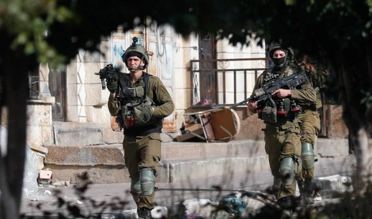 Fuerzas israelíes durante su incursión en Yenín. Fuerzas israelíes durante su incursión en Yenín.
