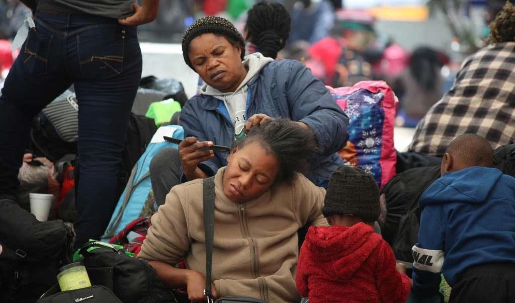 Migrantes haitianos rehusan trasladarse de la capital de México