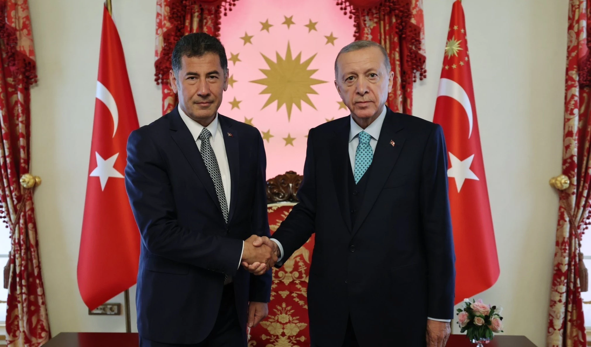 El excandidato presidencial turco, Sinan Ogan, y el actual presidente, Recep Tayyip Erdogan.