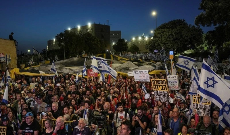 Israelíes protestan contra imposición de reforma judicial por el gobierno del primer ministro Benjamín Netanyahu.