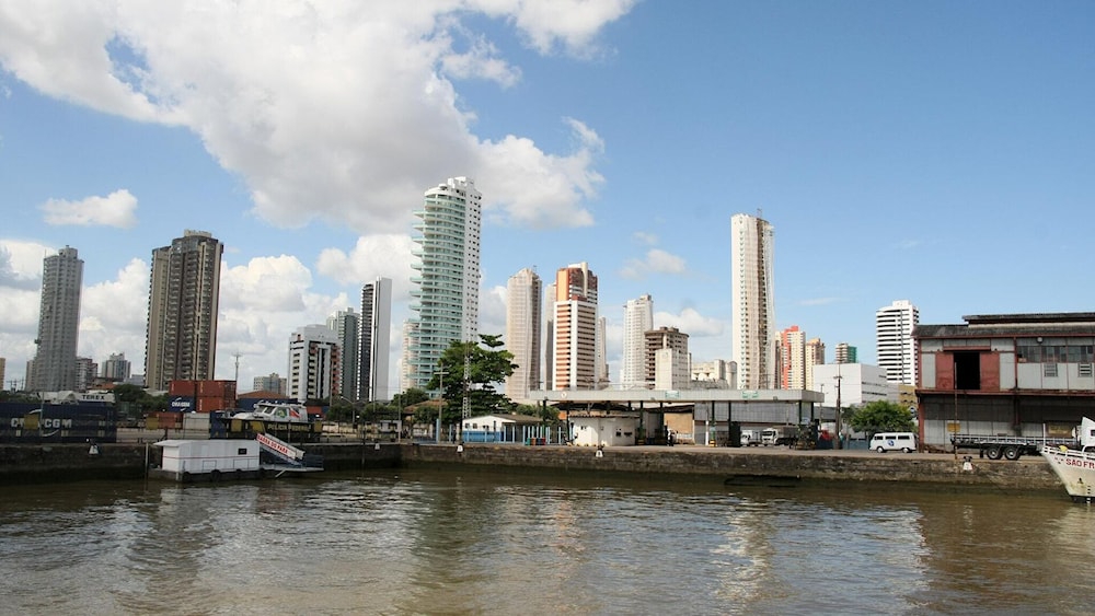 Belém es la capital del estado brasileño de Pará, ubicada en la Bahía de Marajó, a pocos kilómetros de la desembocadura en el océano Atlántico.