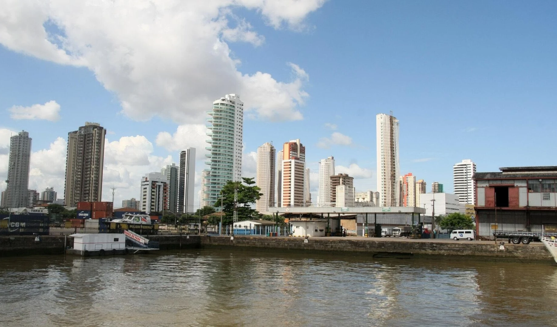 Belém es la capital del estado brasileño de Pará, ubicada en la Bahía de Marajó, a pocos kilómetros de la desembocadura en el océano Atlántico.