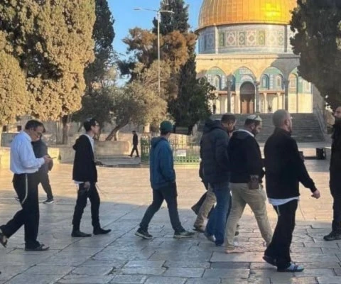 Las decenas de colonos organizaron recorridos provocativos en los patios del templo y realizaron rituales talmúdicos en el área de Bab Al-Rahma.