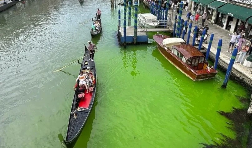 Ecologistas niegan haber pintado el Gran Canal de Venecia, en Italia. Foto: AP.