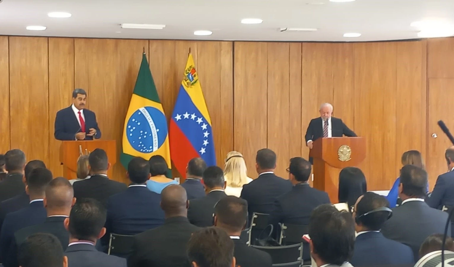 Lula y Maduro ofrecieron una conferencia de prensa conjunta al término de su encuentro en Brasilia.