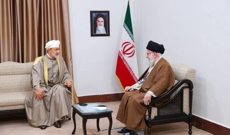 El líder de la Revolución Islámica, ayatollah Sayyed Ali Khamenei (d), recibe al sultán de Omán, Haitham bin Tariq Al Said, en Teherán, el 29 de mayo de 2023.