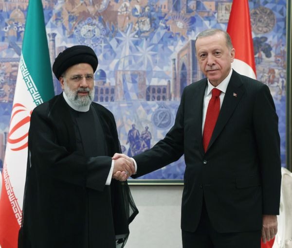 El presidente iraní, Ebrahim Raisi, y su homólogo turco, Recep Tayyip Erdogan.