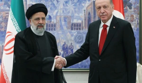 El presidente iraní, Ebrahim Raisi, y su homólogo turco, Recep Tayyip Erdogan.