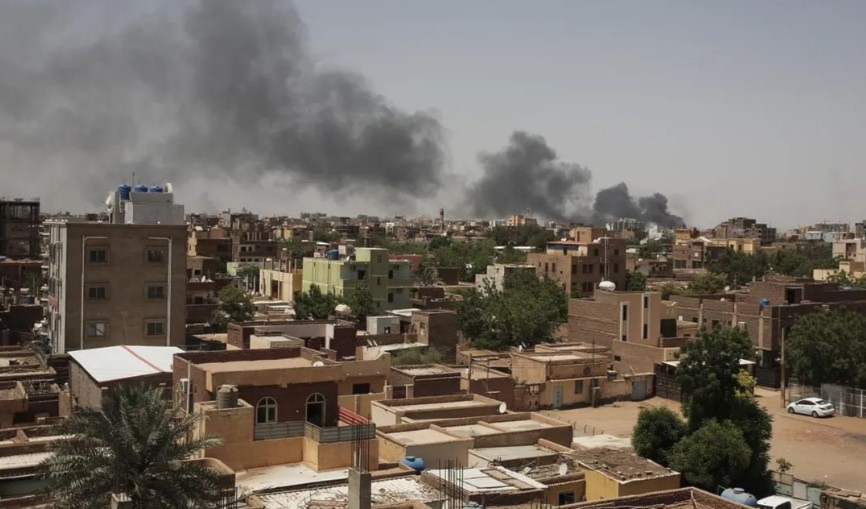 Densas nubes de humo negro por los combates son recurrentes en todo el país, sobre todo en Karthum, la capital, desde el 15 de abril pasado. 