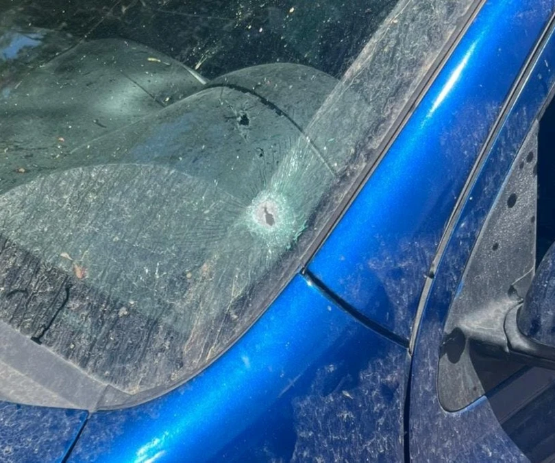 El automóvil del guardia de seguridad israelí recibió algunos disparos de los combatientes de la resistencia.