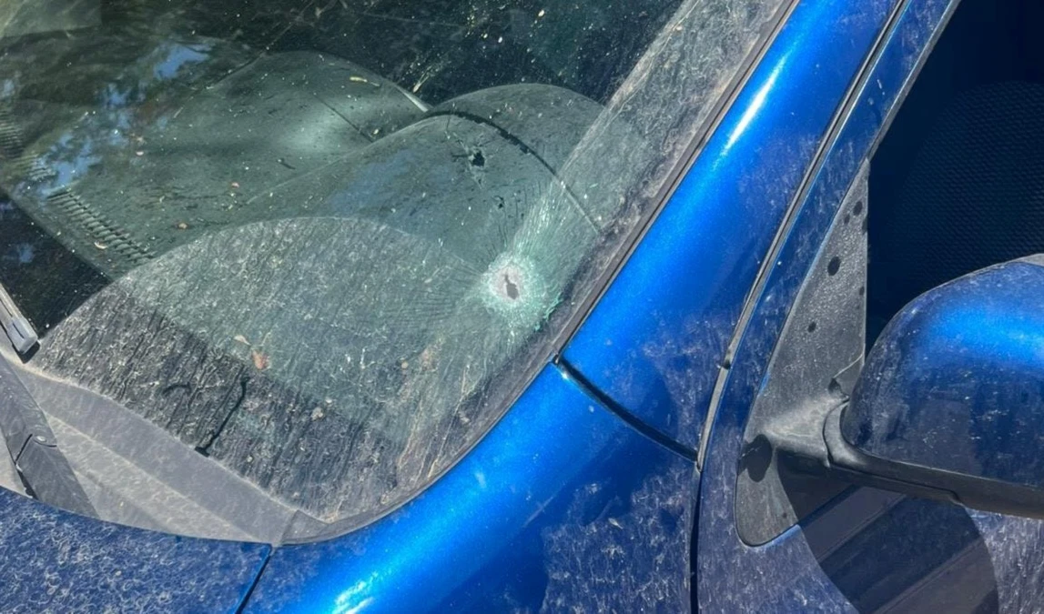 El automóvil del guardia de seguridad israelí recibió algunos disparos de los combatientes de la resistencia. El automóvil del guardia de seguridad israelí recibió algunos disparos de los combatientes de la resistencia.