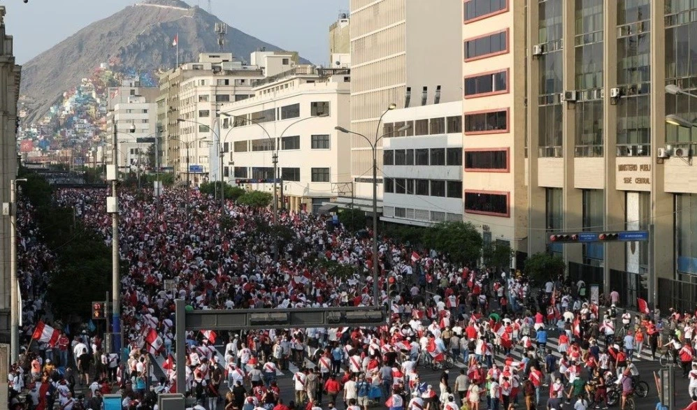 Pueblo ecuatoriano protesta contra el gobierno de Dina Boluarte.