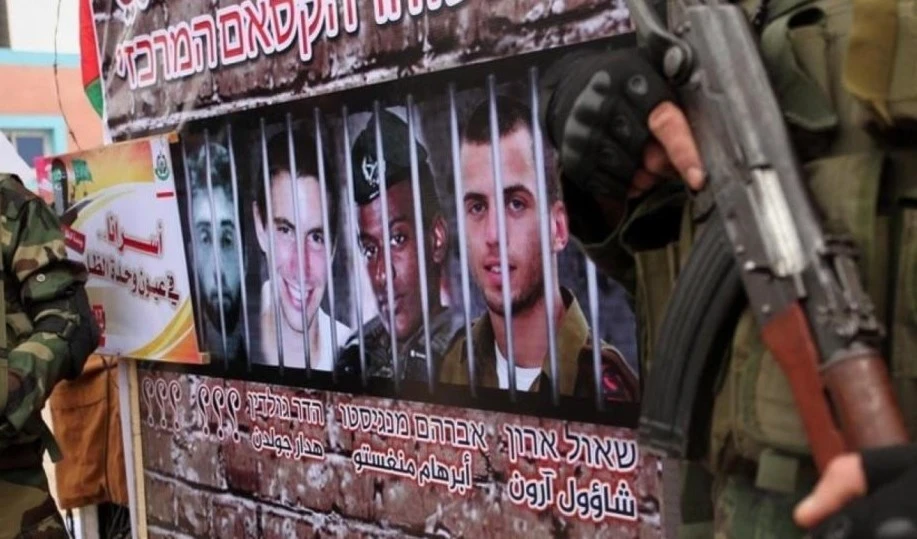 Fotografías y nombres de los soldados de ocupación cautivos por la resistencia.