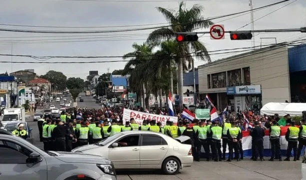 Las protestas se desarrollan frente a la sede del Tribunal Supremo de Justicia Electoral en Asunción, la capital. Las protestas se desarrollan frente a la sede del Tribunal Supremo de Justicia Electoral en Asunción, la capital.