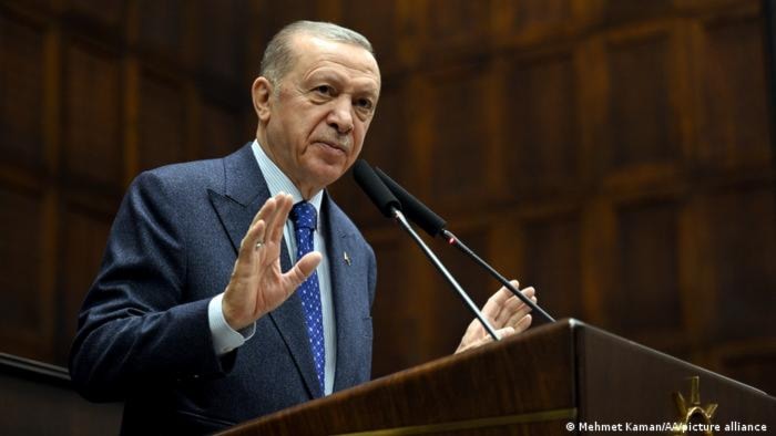 Erdogan, un barco que podría seguir navegando en un mar de contradicciones