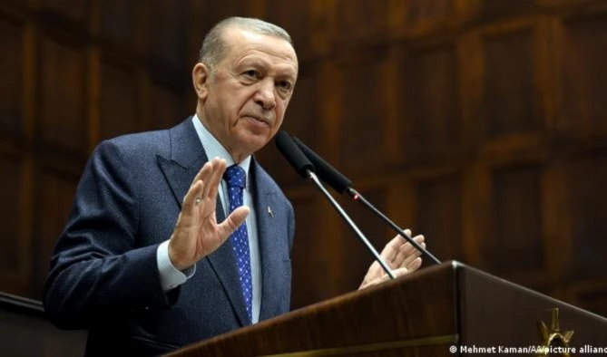 Erdogan, un barco que podría seguir navegando en un mar de contradicciones