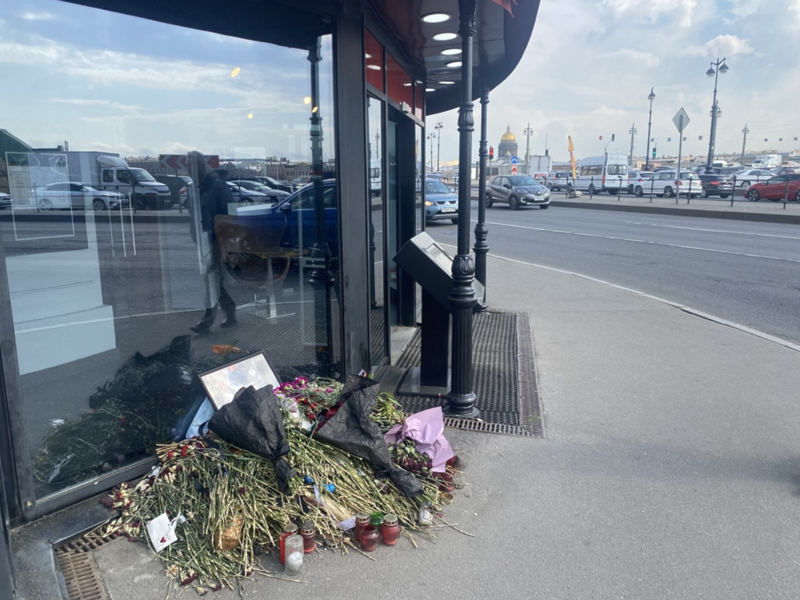  Flores colocadas en el café donde fue asesinado el periodista Vladlen Tatarsky.