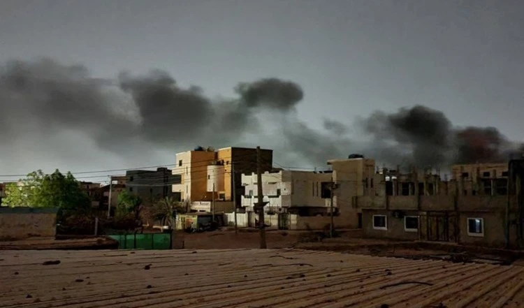 Violentos bombardeos al sur de Khartum, capital de Sudán.