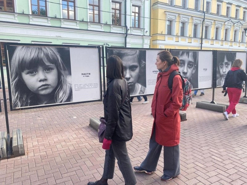  Monumento a los niños del Donbas en la calle Arbat, Moscú.