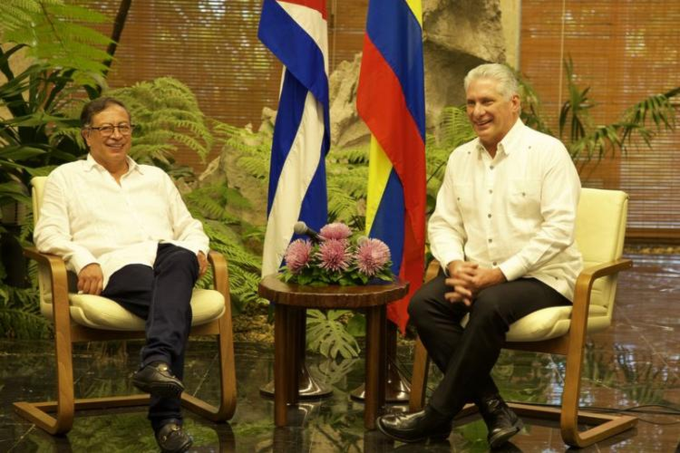 Presidentes de Cuba y Colombia celebran juntos éxito de acuerdo de paz