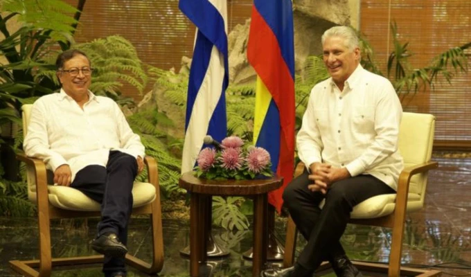 Presidentes de Cuba y Colombia celebran juntos éxito de acuerdo de paz