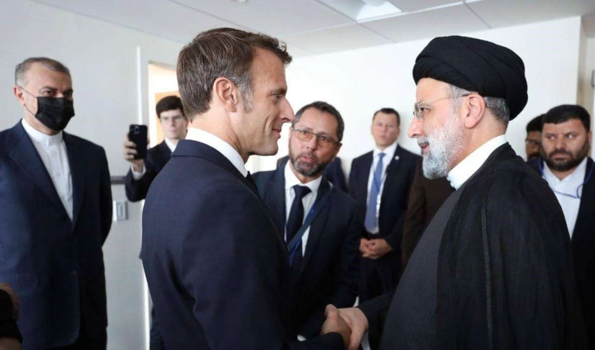 El presidente francés, Emmanuel Macron, y el mandatario iraní, Ebrahim Raisi, durante un pasado encuentro.