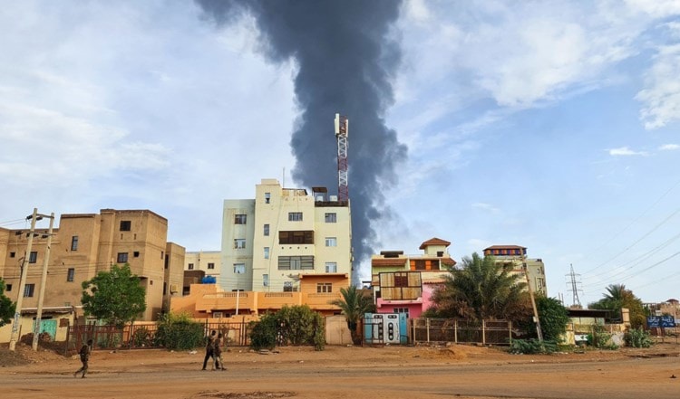 Fuertes explosiones sacuden Khartum, tras el fin de la tregua en Sudán