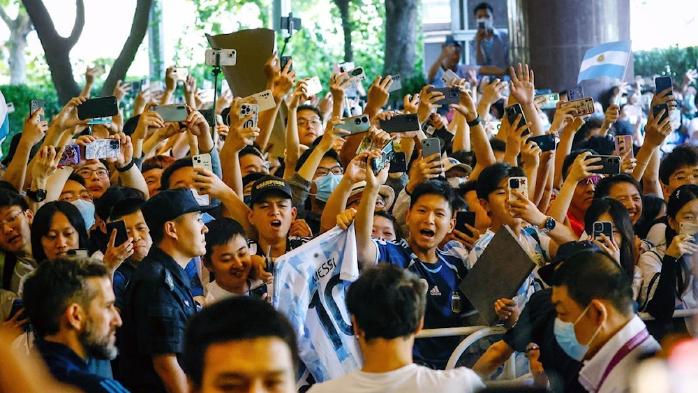 Fanáticos de Messi abarrotan aeropuerto y hotel de Beijing, China