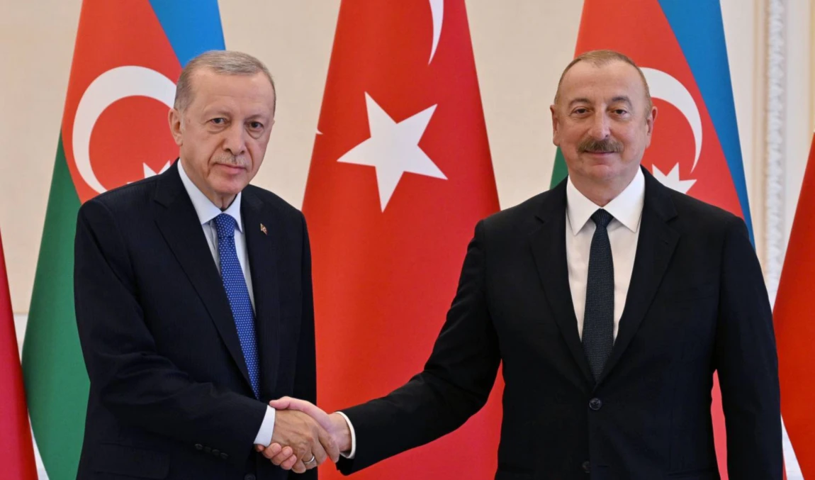 El presidente de Azerbaiyán, Ilham Aliyev, recibió al mandatario turco, Recep Tayyip Erdogan en Bakú.