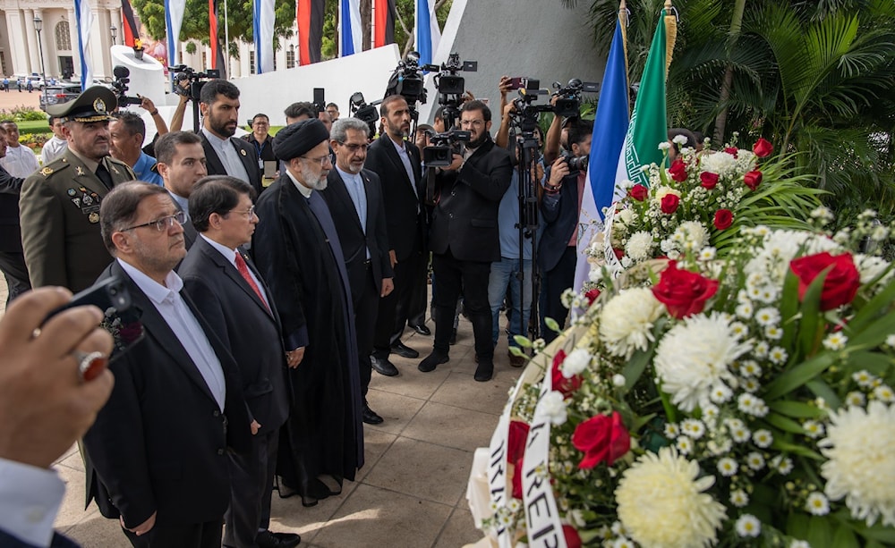 Ebrahim Raisi recorrió la Plaza de la Revolución de Managua donde rindió honores a los héroes de la Patria sandinista acompañado de funcionarios del gobierno nicaraguense. 