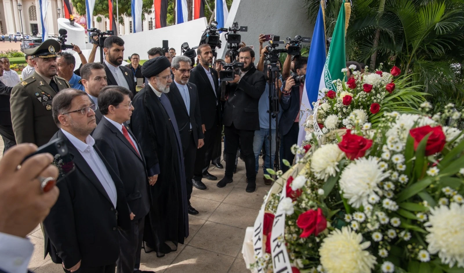 Ebrahim Raisi recorrió la Plaza de la Revolución de Managua donde rindió honores a los héroes de la Patria sandinista acompañado de funcionarios del gobierno nicaraguense.