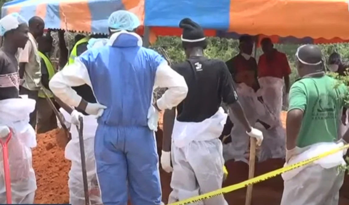 Casi todos los muertos de la llamada Masacre de Shakahola se exhumaron de tumbas y fosas comunes halladas en el bosque de ese nombre. Casi todos los muertos de la llamada Masacre de Shakahola se exhumaron de tumbas y fosas comunes halladas en el bosque de ese nombre.