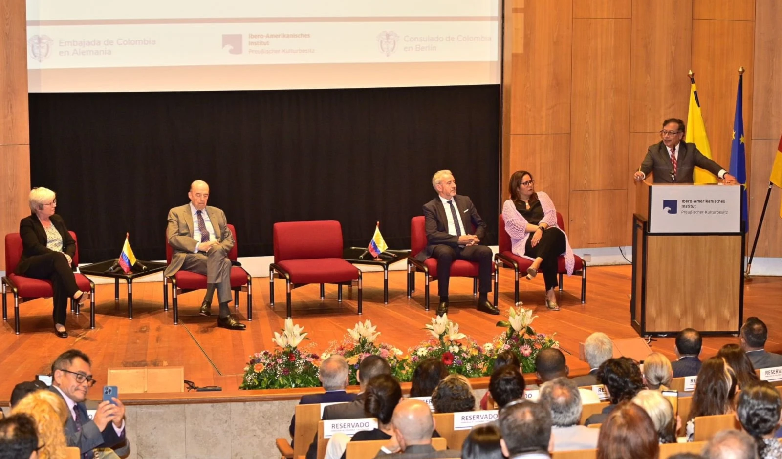 Gustavo Petro sostuvo un intercambio con colombianos residentes en Alemania.