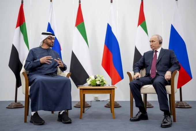 El presidente ruso, Vladimir Putin, y el mandatario emiratí, Mohammed bin Zayed Al Nahyan durante su encuentro en Rusia.