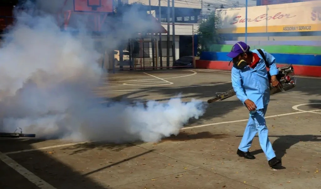Déficit del personal de salud agrava el brote de dengue en Perú. Foto: AFP.