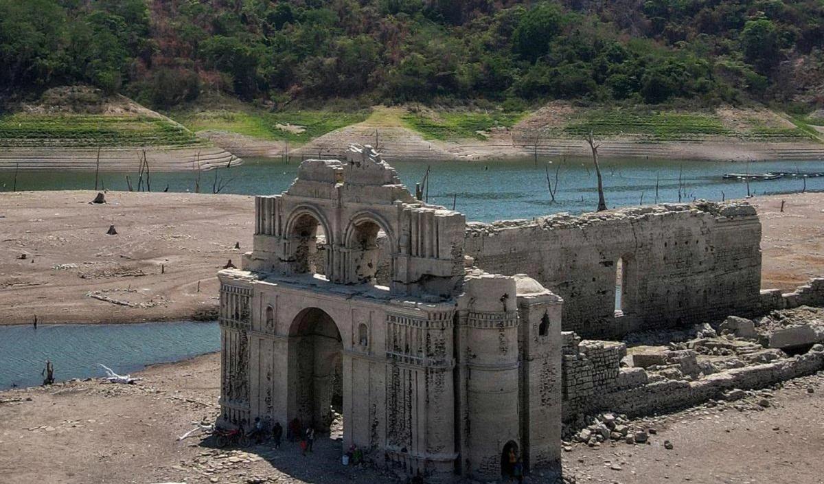Una iglesia colonial emerge de las aguas en México. Foto: AFP.
