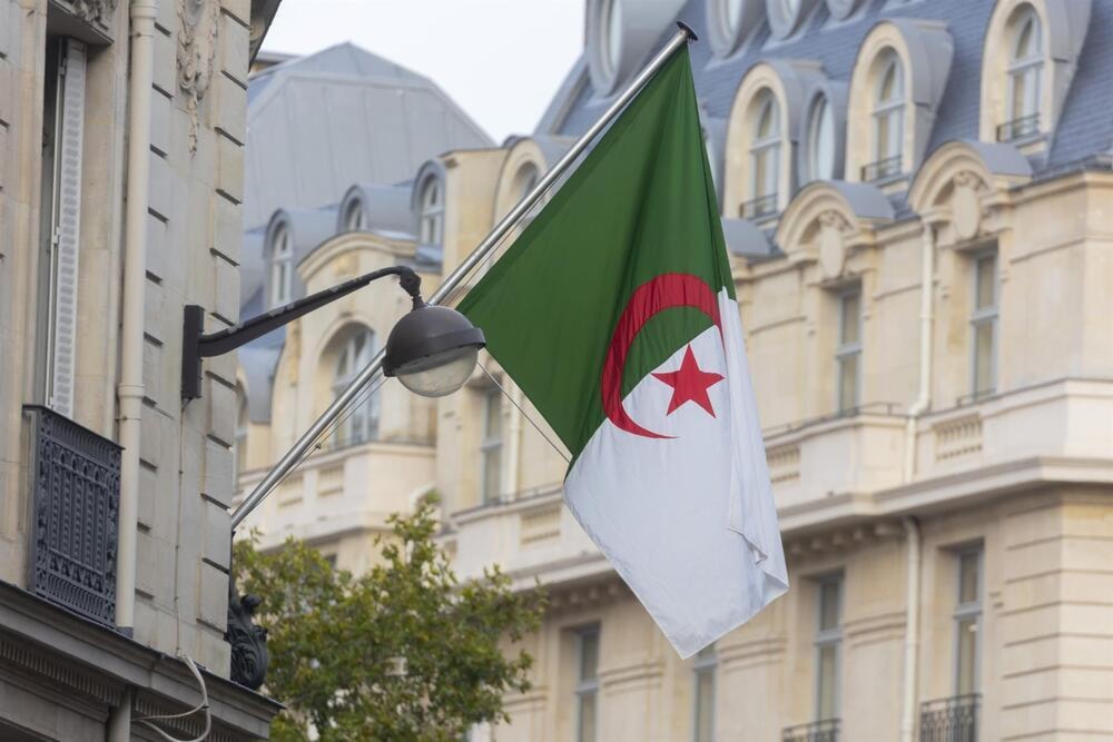 Las reacciones francesas constituyen una injerencia en las decisiones soberanas de Argelia. 