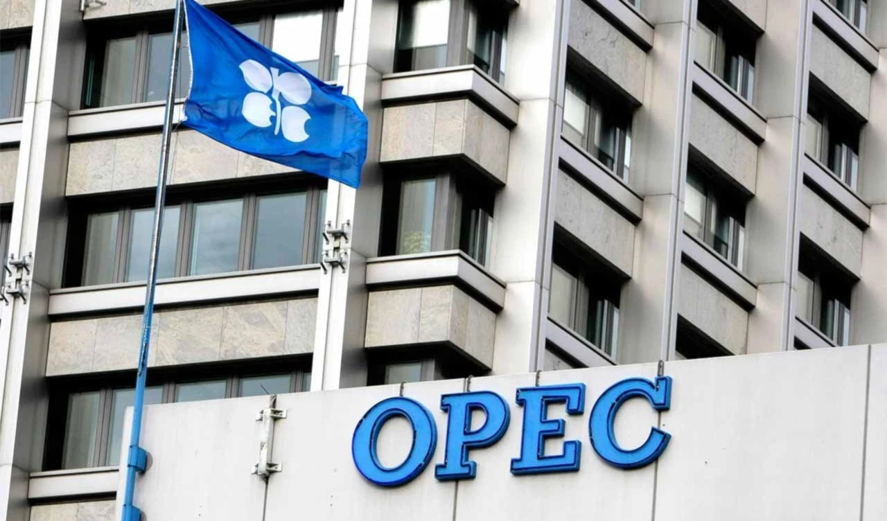 Los 13 miembros de la Organización de Países Exportadores de Petróleo (OPEP), liderados por Arabia Saudita, y sus 10 socios, con Rusia al frente, estarán reunidos el próximo domingo en Viena, Austria. Los 13 miembros de la Organización de Países Exportadores de Petróleo (OPEP), liderados por Arabia Saudita, y sus 10 socios, con Rusia al frente, estarán reunidos el próximo domingo en Viena, Austria.
