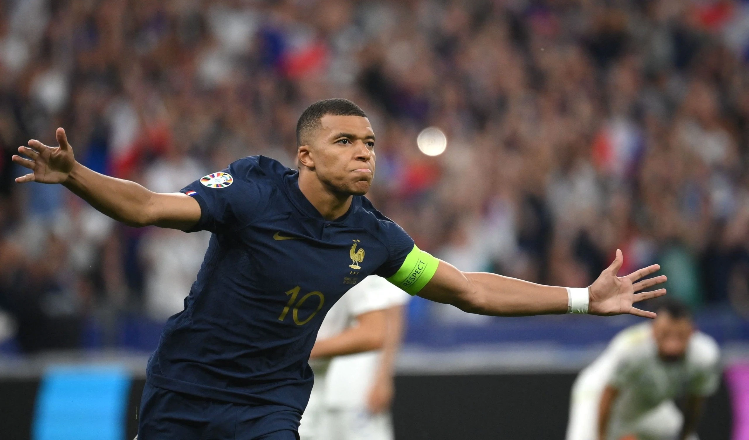 Francia despide campaña futbolística con triunfo y récord de Mbappé