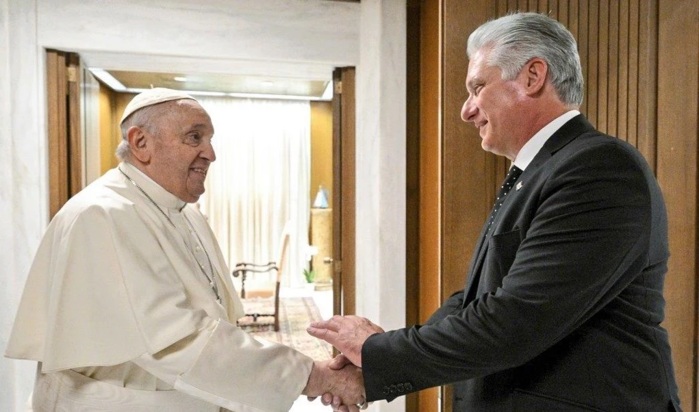 Papa Francisco recibe al presidente cubano Miguel Díaz-Canel.