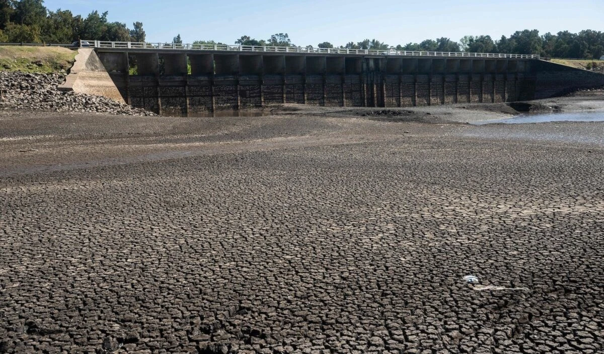 El embalse seco de Canelón Grande, a principios de marzo. Foto: AFP.