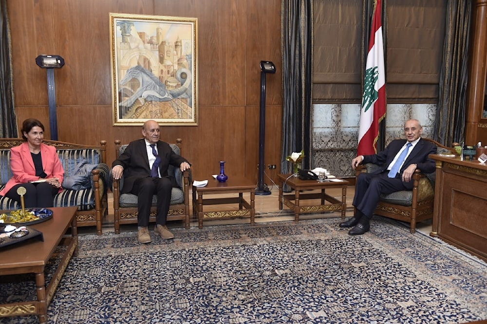 El enviado francés, Jean-Yves Le Drian, y el primer ministro interino, Najib Mikati, durante su encuentro en Beirut. 