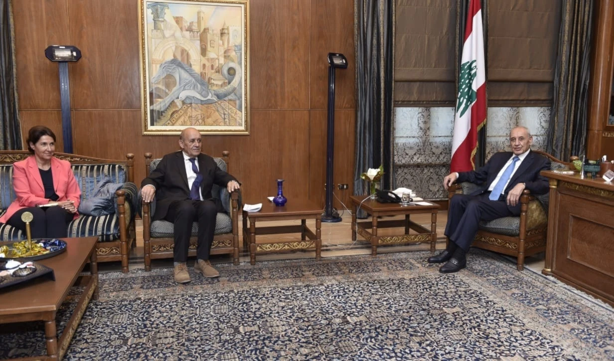 El enviado francés, Jean-Yves Le Drian, y el primer ministro interino, Najib Mikati, durante su encuentro en Beirut.