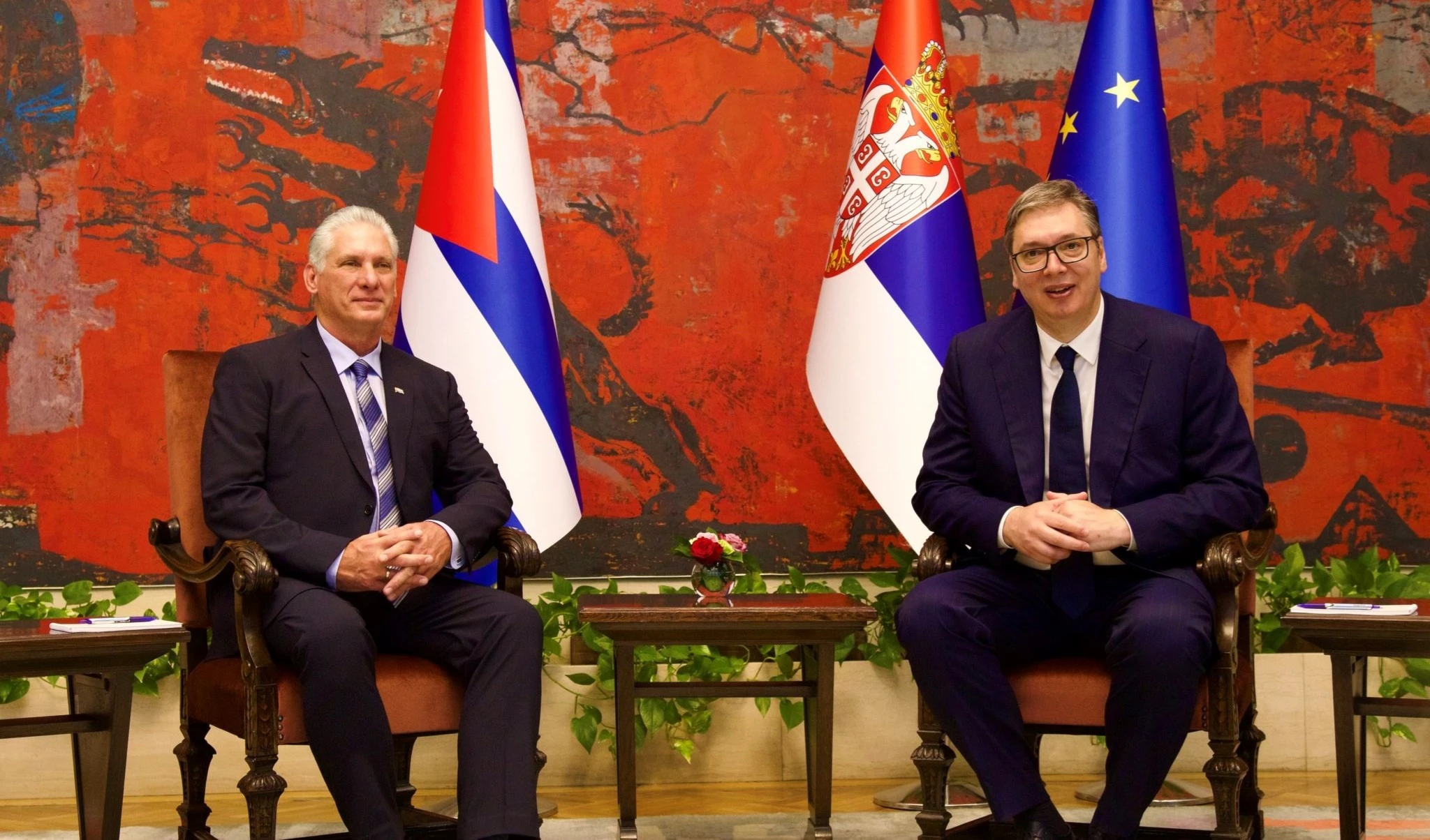 Encuentro entre el presidente cubano, Miguel Díaz-Canel (izquierda) y su homólogo serbio Aleksandar Vucic.