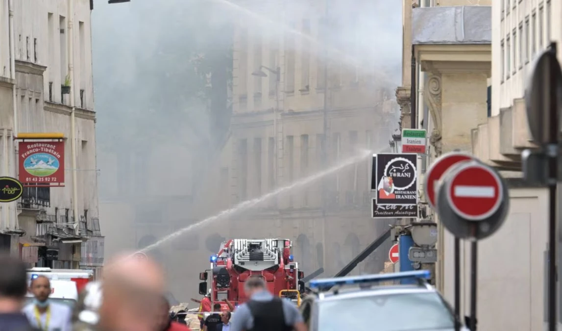 Los equipos de emergencia franceses trabajan en el incendio que tuvo lugar en el distrito V del centro de París.